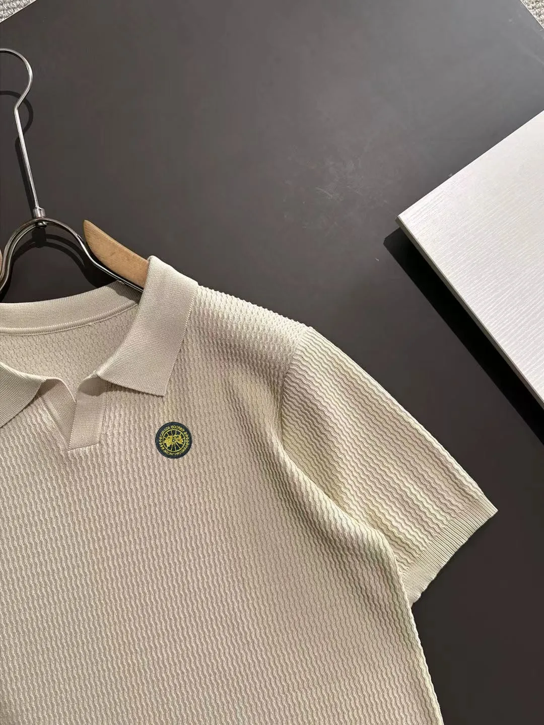 Next day shipment P300 High quality Big Goose 2025 new summer men's lapel short-sleeved knitted fabric Made of combed cotton yarn knitted cotton fabric, pure cotton high-weight special yarn, it feels full of weight when weighed, and the upper body is more textured than ordinary knitted fabrics. This texture can cope with the weather. Perfectly produced stitch by stitch according to the original version! Show nobility. Sizes: M to 3XL